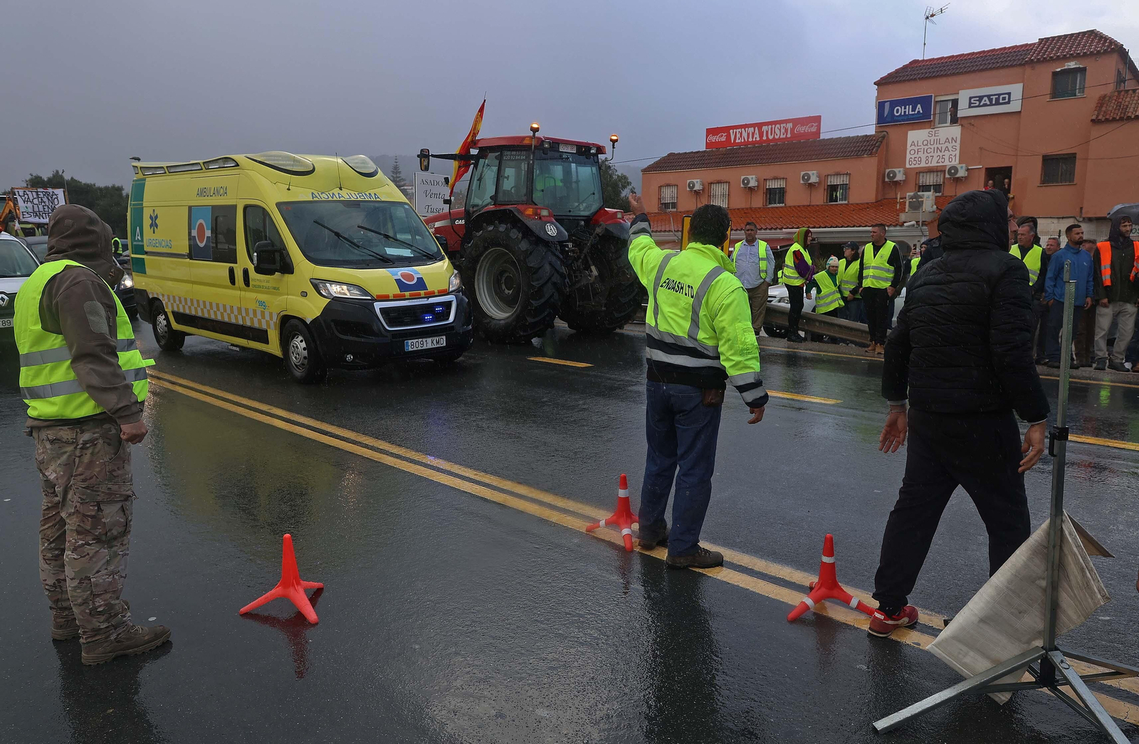 El corte del acceso sur de Algeciras por los tractoristas de Cádiz, en imágenes
