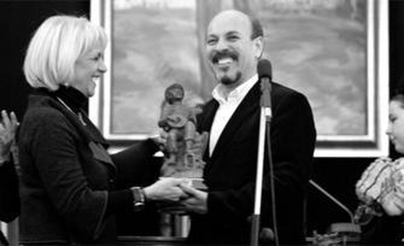 La alcaldesa entrega un recuerdo al pregonero ayer en el salón de plenos del Ayuntamiento.