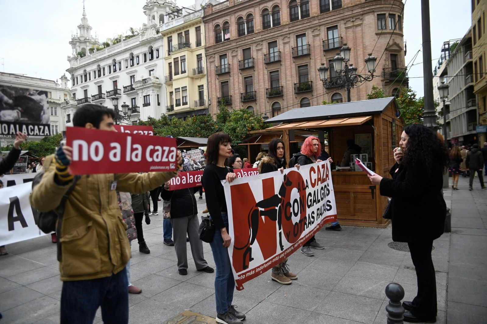 Decenas de personas exigen en Córdoba la protección de los perros utilizados para cazar