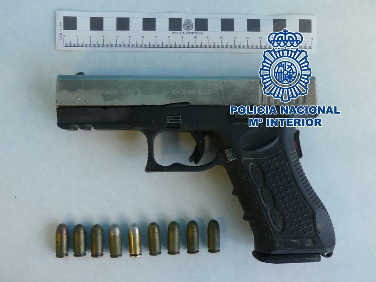 Pistola y munición intervenida al detenido.