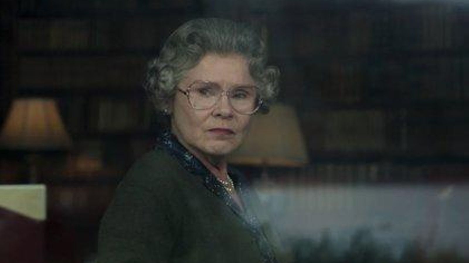 Imelda Staunton como Isabel II