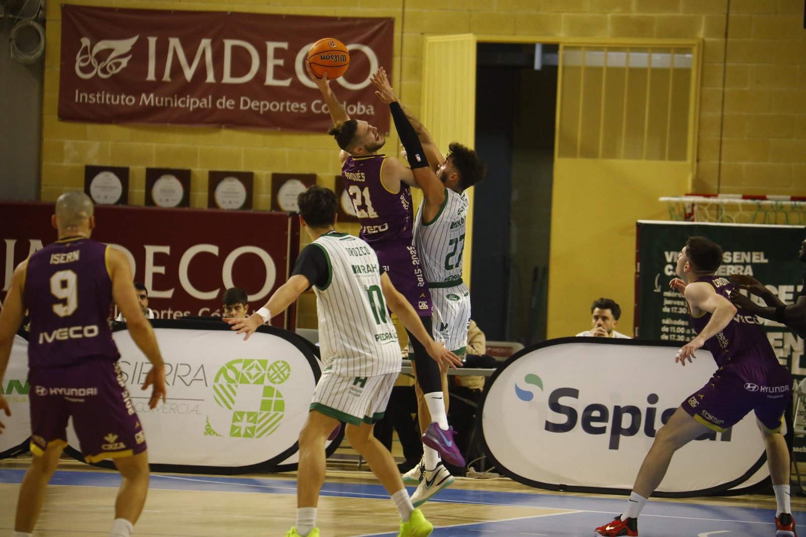 Las mejores fotos del ambiente en Vista Alegre para el Coto Córdoba - Baloncesto Valladolid