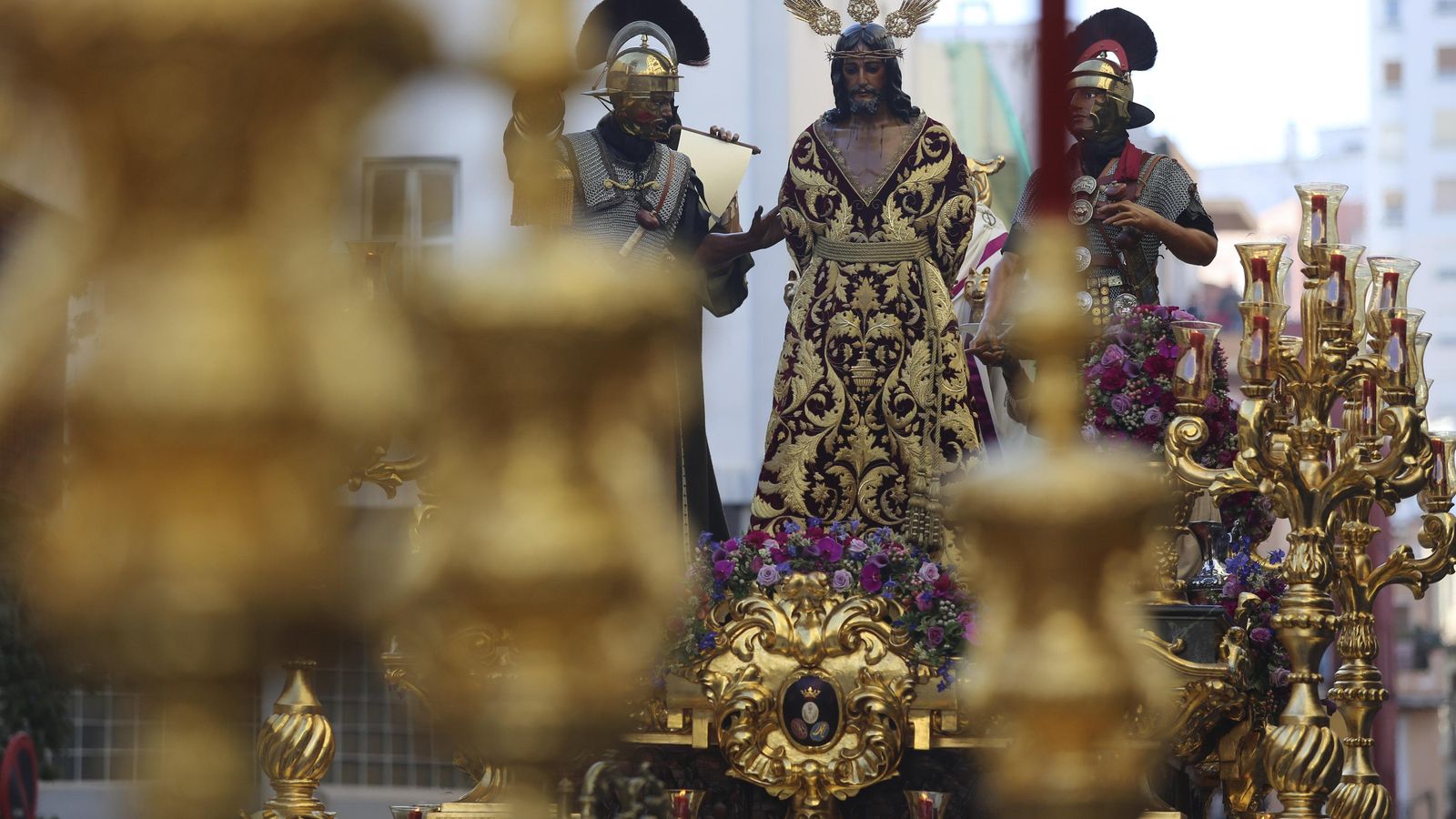 Nuestro Padre Jesús de la Sentencia camina por la calle Frailes. Nuestro Padre Jesús de la Sentencia camina por la calle Frailes.