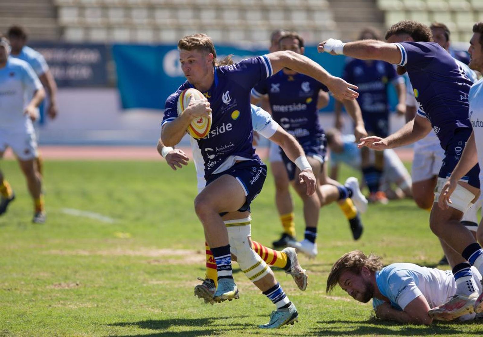 Barnett avanza con fuerza tras superar la línea de la Santboiana.