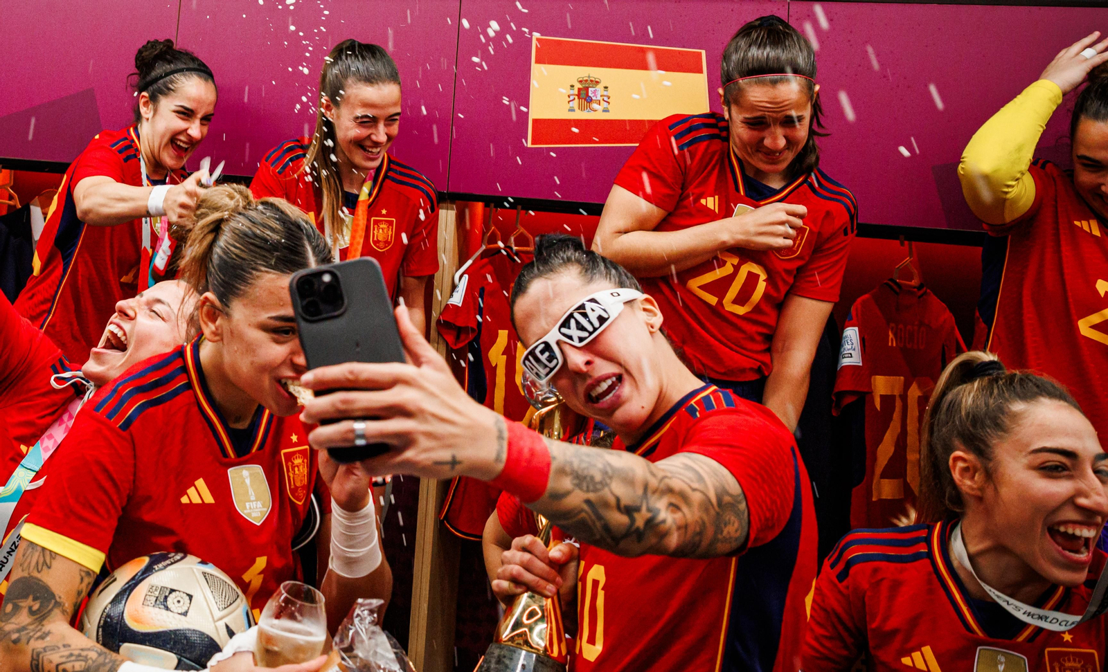 Así ha sido la fiesta de las campeonas del mundo en el vestuario