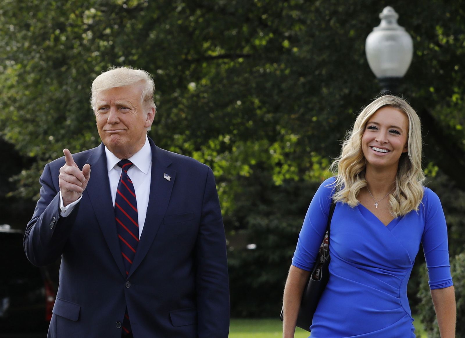 La portavoz de la Casa Blanca, Kayleigh McEnany, junto a Donald Trump.