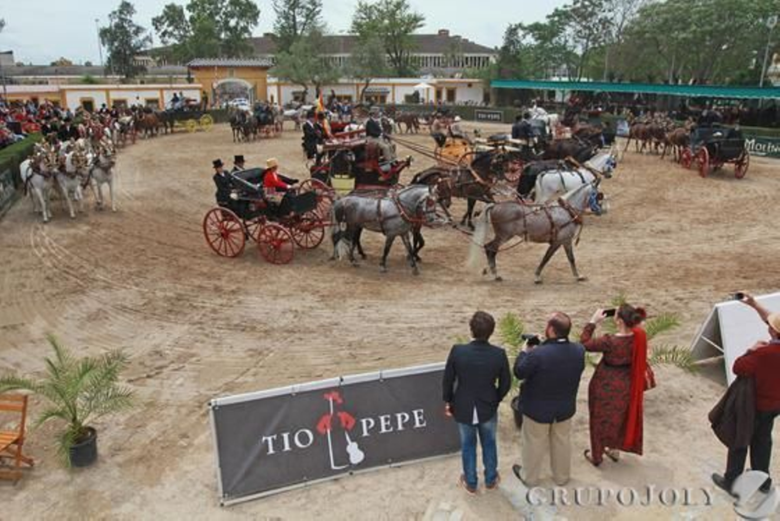 El concurso de enganches acabó ayer con la entrega de premios. En la imagen, los ganadores se exhiben en Sementales.

Foto: Jose Contreras