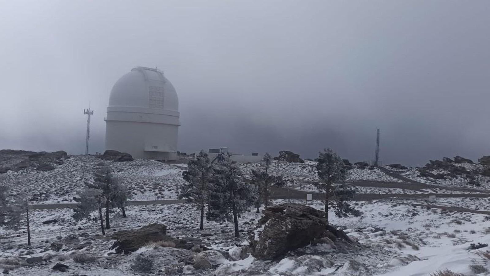 Fuertes rachas de viento y humedad desde el lunes en la zona de Calar Alto, además de la primera nevada del año