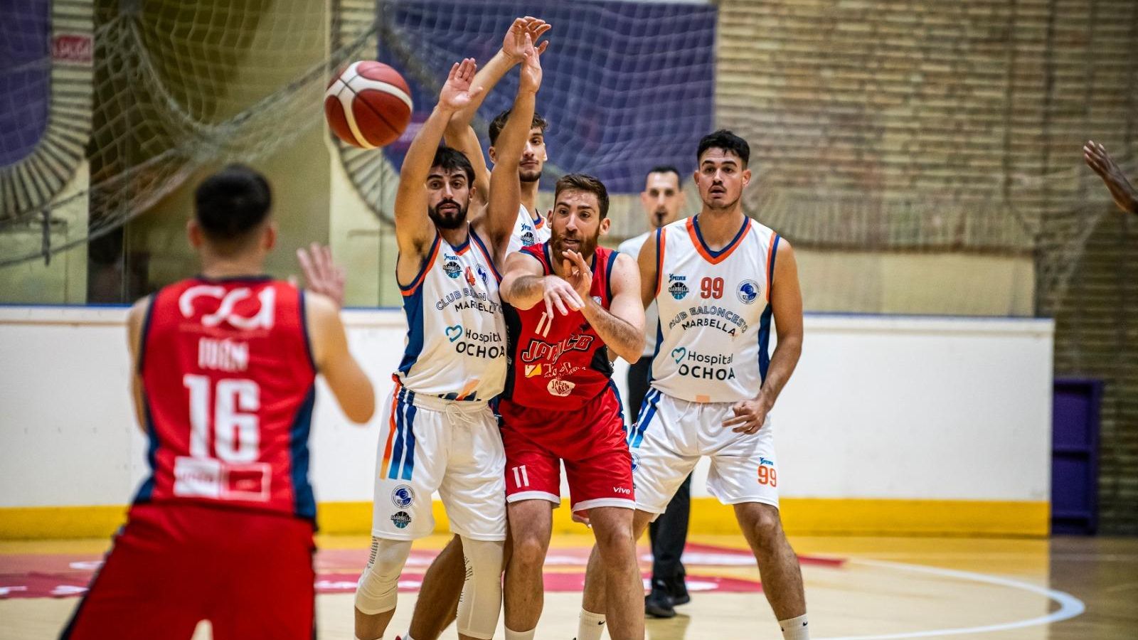 Momentos durante el partido entre el Jaén CB y el Marbella
