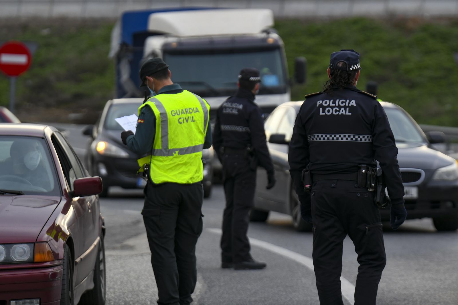 Guardias civiles y policías locales, en una imagen reciente.