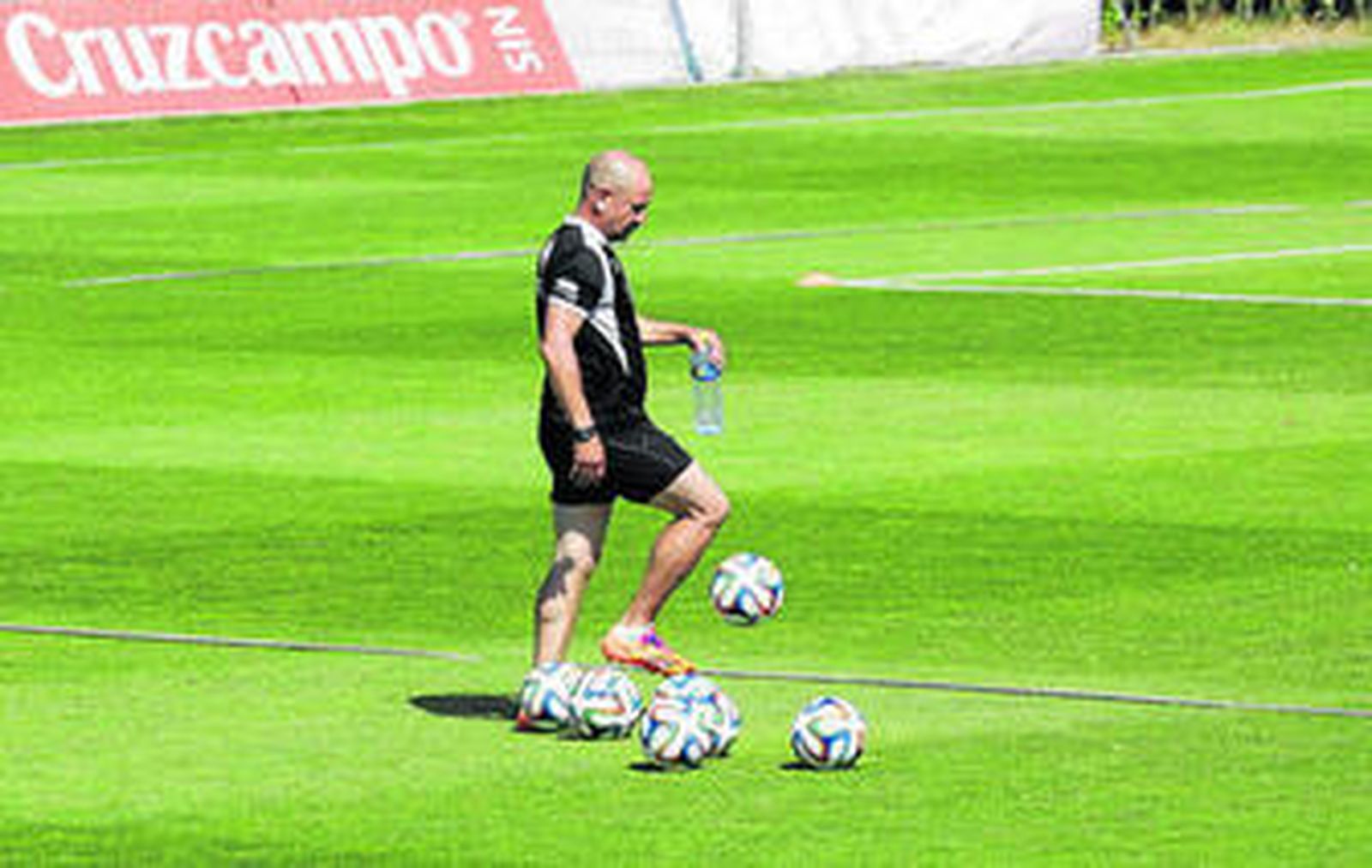 Claudio Barragán, rodeado de balones en un reciente entrenamiento en la Ciudad Deportiva de El Rosal.