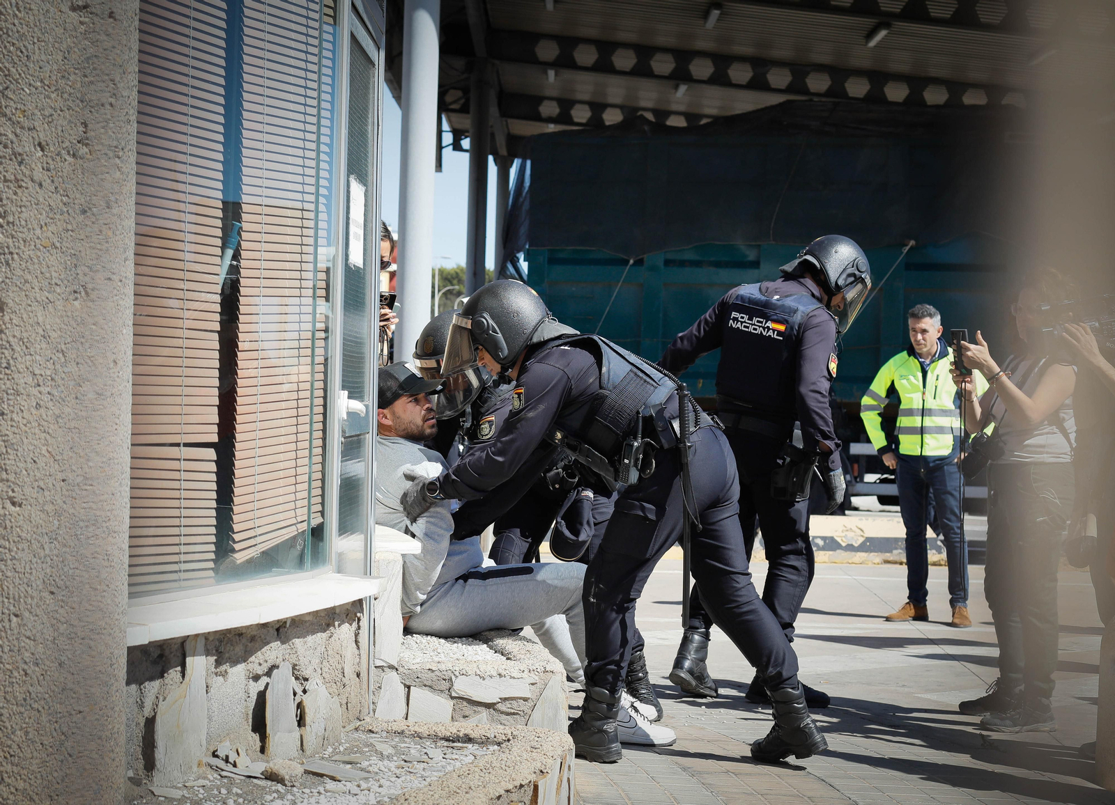 Los agricultores colapsan el puerto de Almería