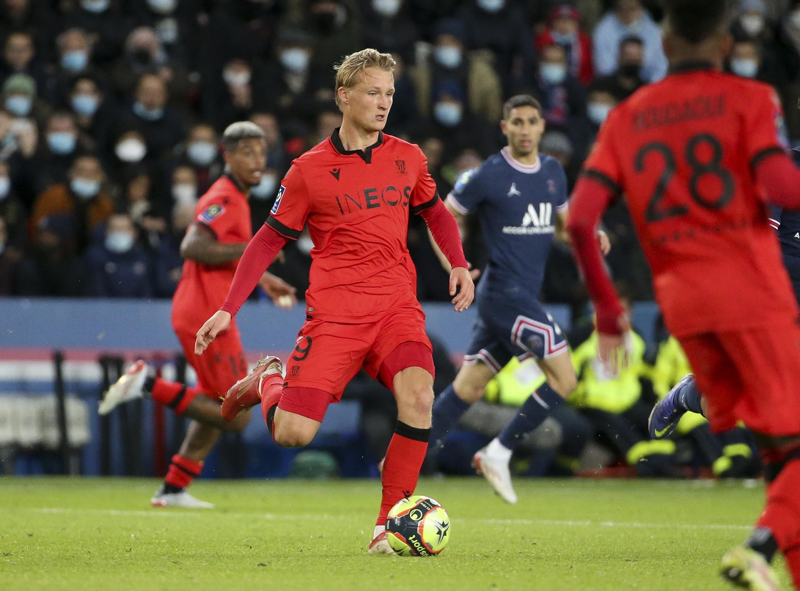 Dolberg golpea el balón en un partido del Niza contra el PSG.