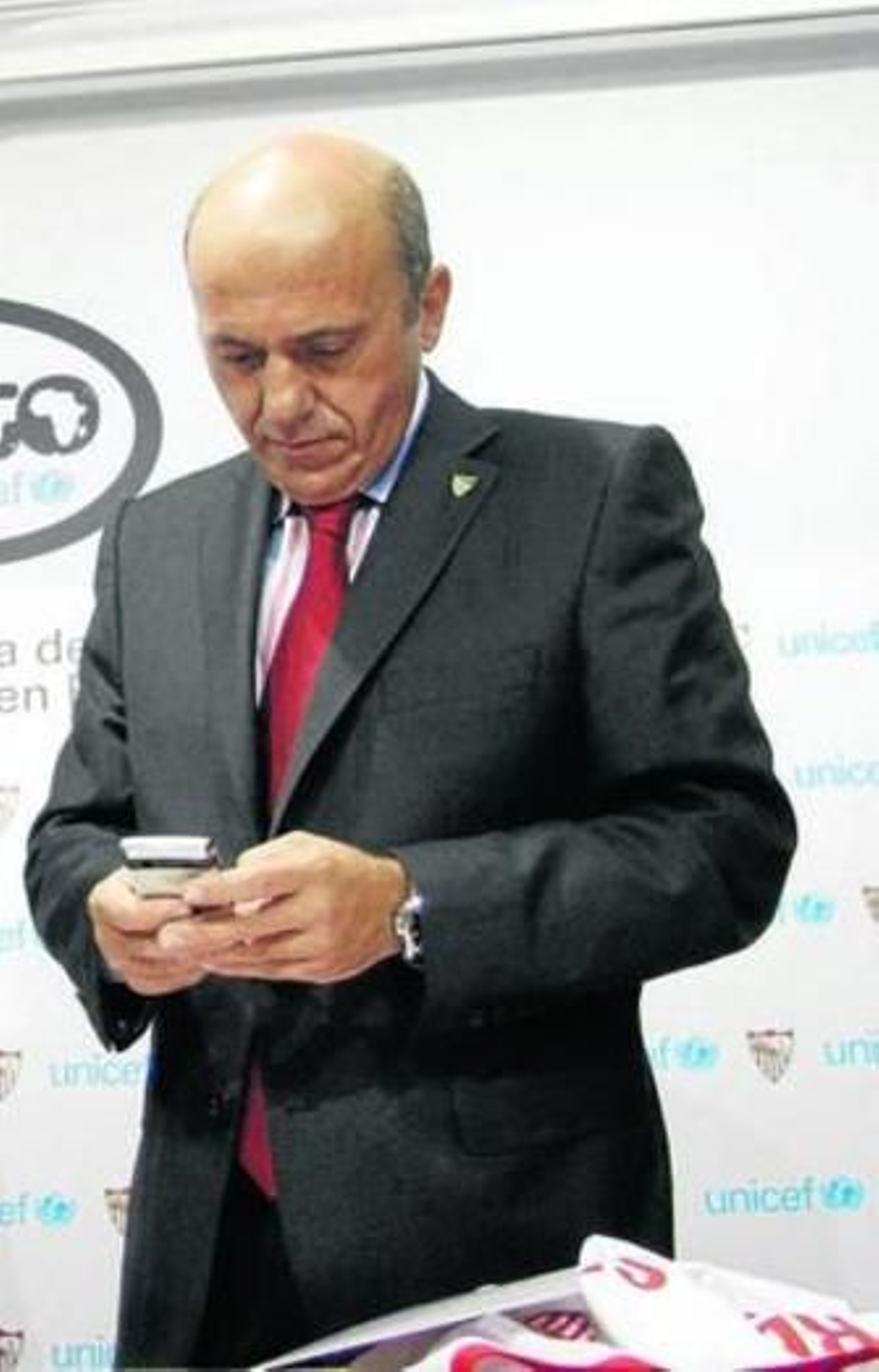 El presidente, José María del Nido, revisa su móvil en un acto.