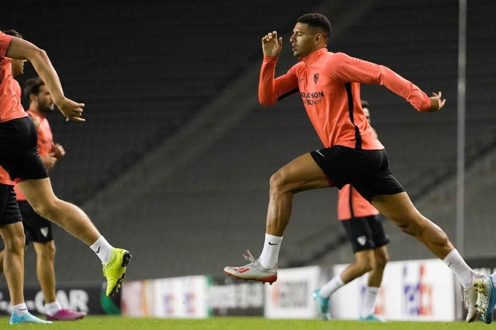 Diego Carlos, en pleno trabajo en el estadio Tofig Bahramov de Bakú.
