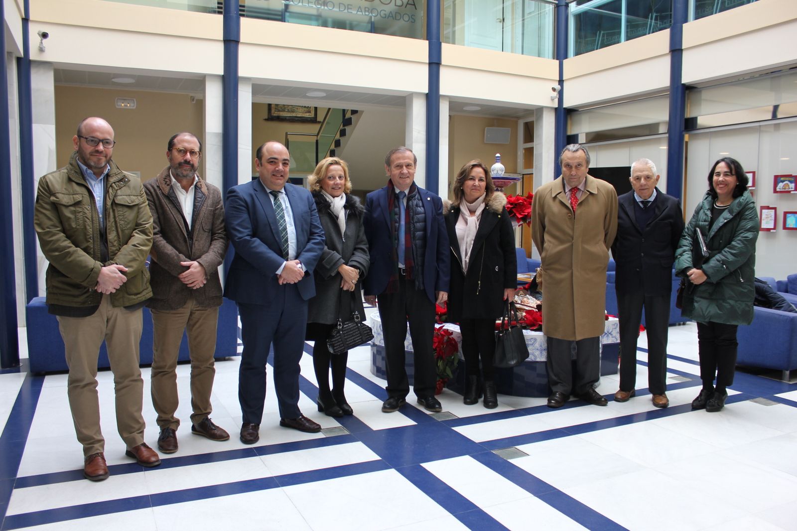 El decano junto a los representantes de los colectivos beneficiarios.