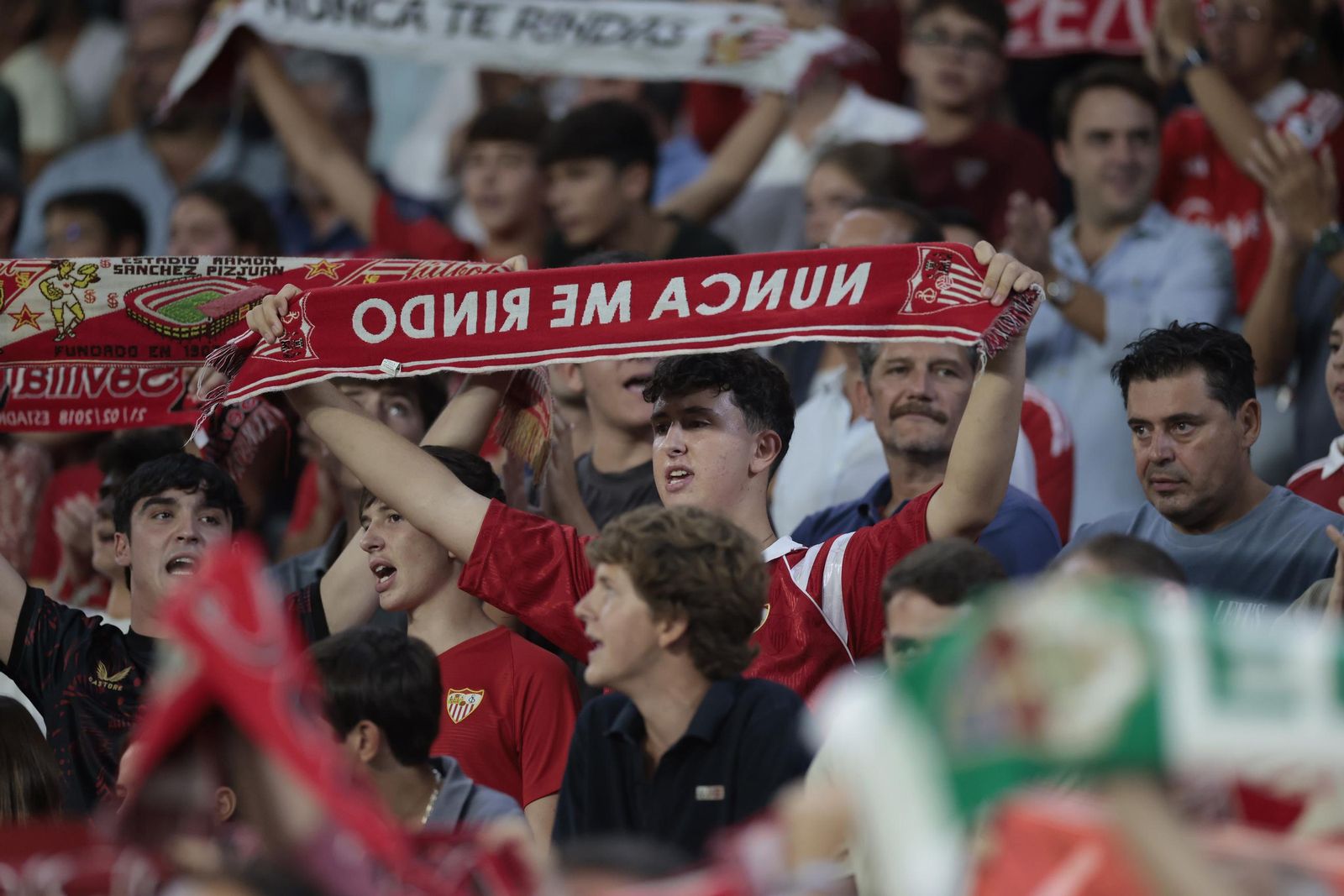 Búscate en las fotos del Sevilla - Elche