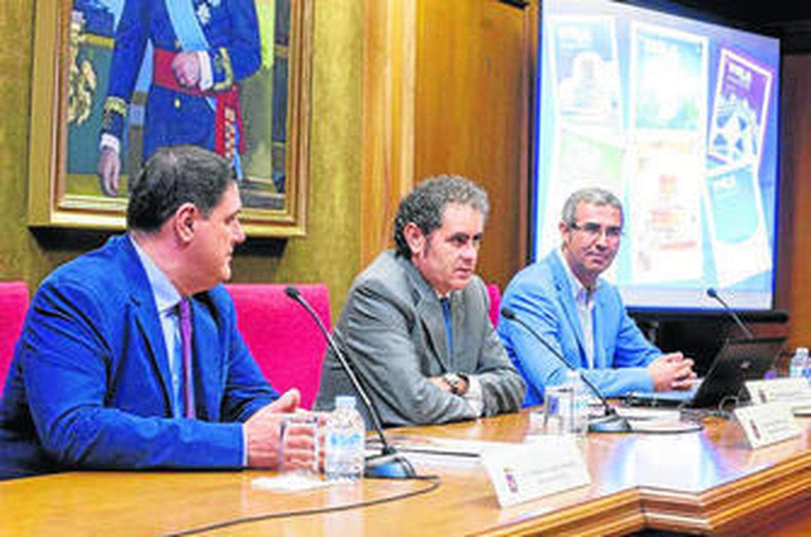 El diputado y alcalde de Berja, Antonio Torres con Francisco Alonso y Antonio Campos.