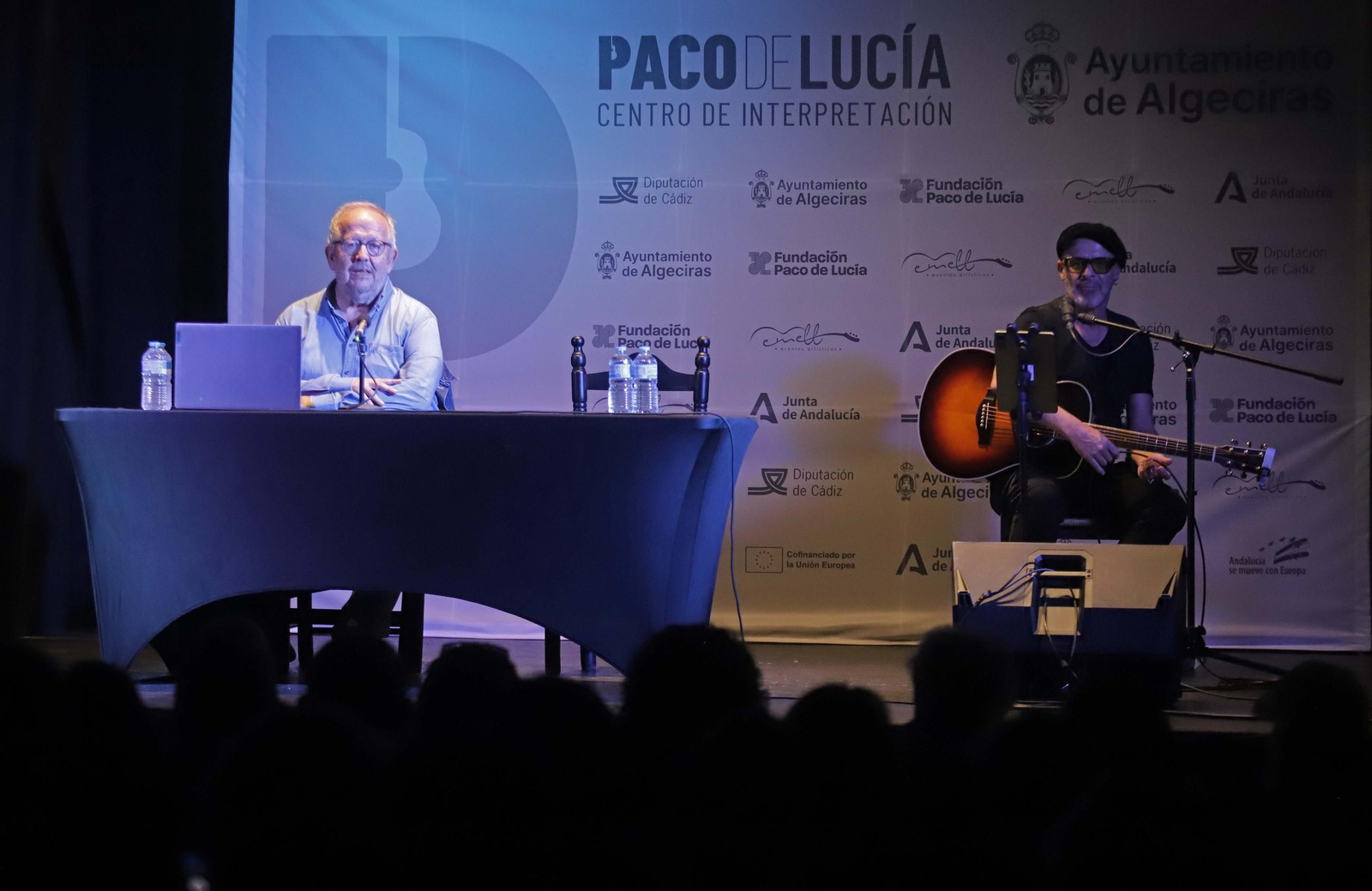 Fotos de la conferencia de Juan José Téllez  sobre los cincuenta años de la publicación del disco El Patio, del grupo Triana
