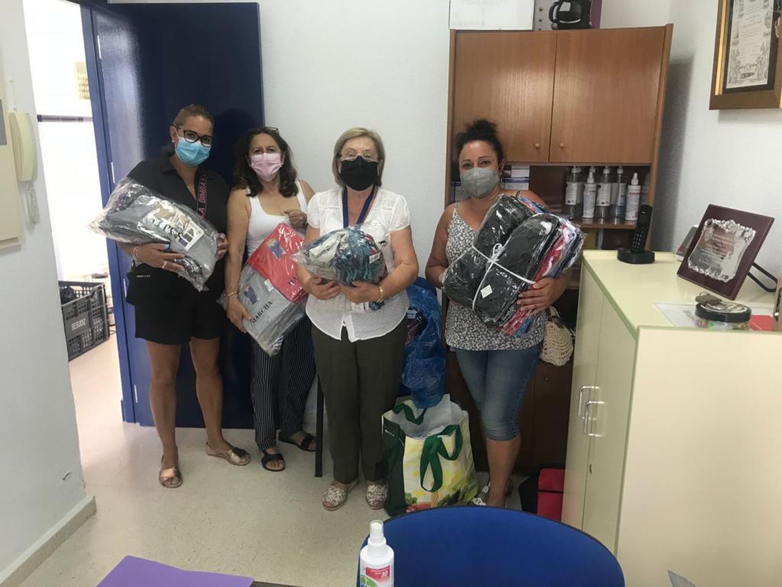 La hermandad de Columna de San Fernando entrega ropa al comedor de El Pan Nuestro