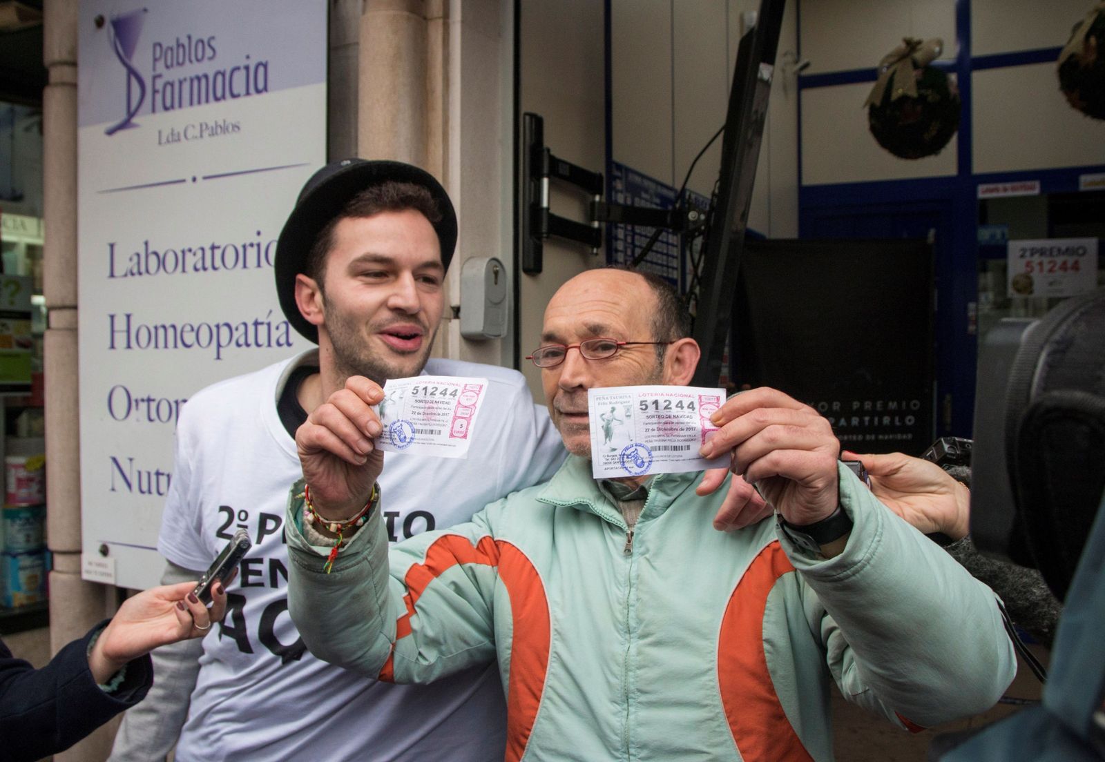 Algunos de los agraciados con el segundo premio vendido en Santander.
