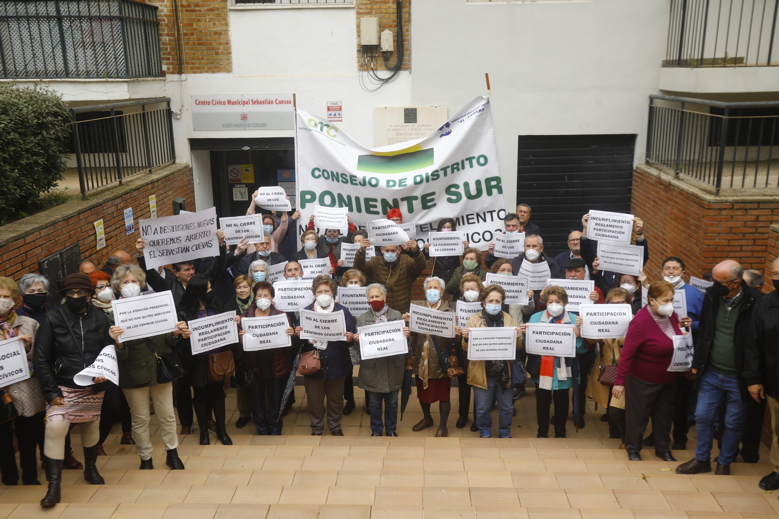 Los vecinos se manifiestan en las puertas del Centro Cívico Sebastián Cuevas.