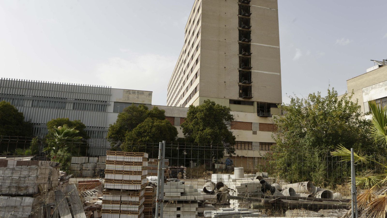 Restos de materiales de obra a las espaldas del edificio.