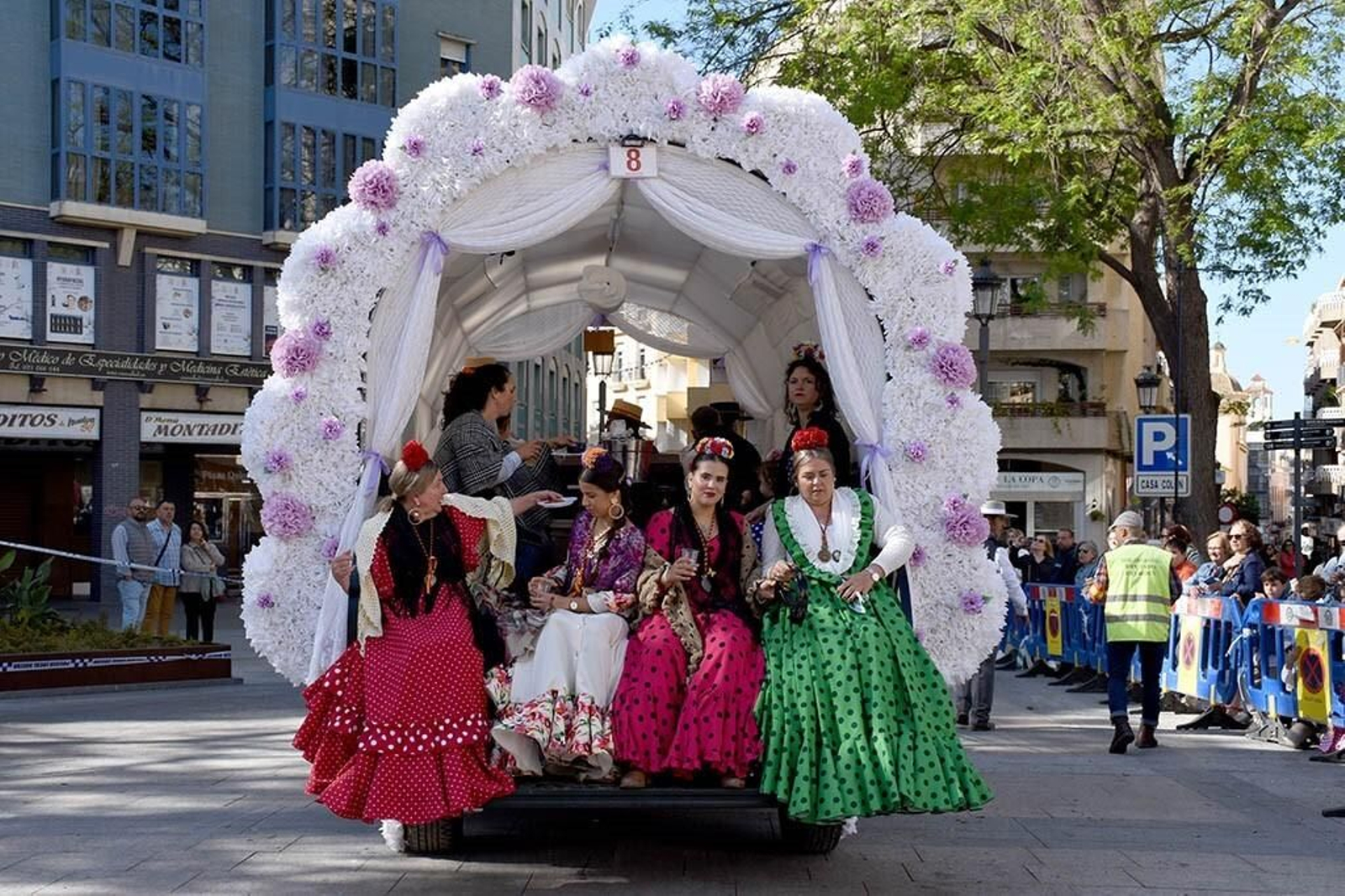 Imágenes de los peregrinos de la Hermandad de Emigrantes en su salida por las calles de Huelva
