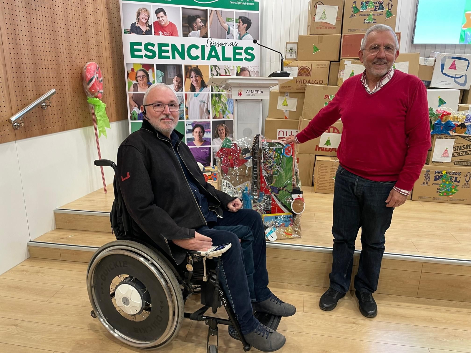 Sánchez de Amo, presidente de Verdiblanca, durante la entrega de juguetes.