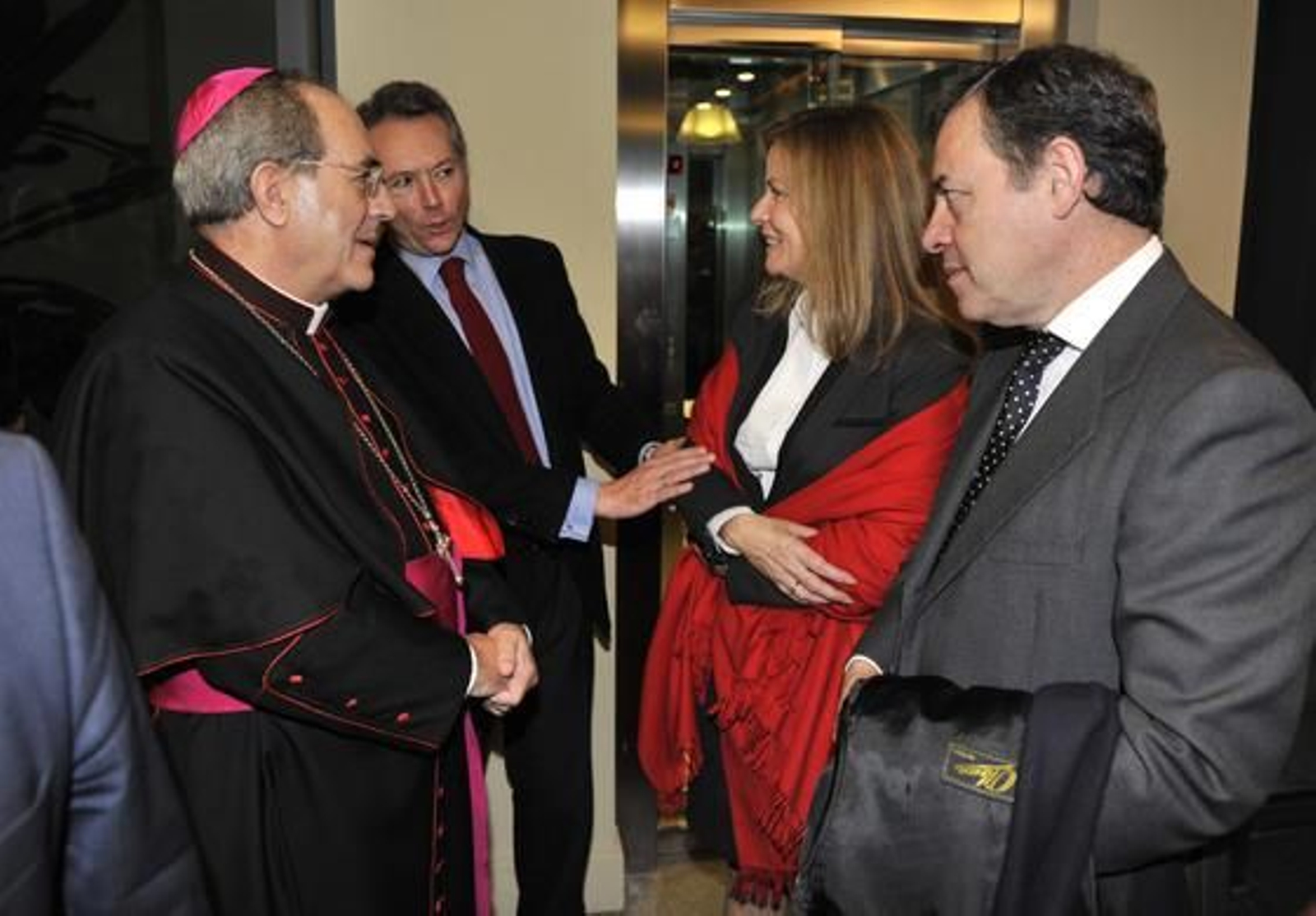 El arzobispo Juan José Asenjo y José Joly, presidente del Grupo Joly, conversan con David Moreno, socio director de Garrigues Andalucía, y su esposa, Pilar Luengo.

Foto: J. C. Vázquez y Victoria Hidalgo