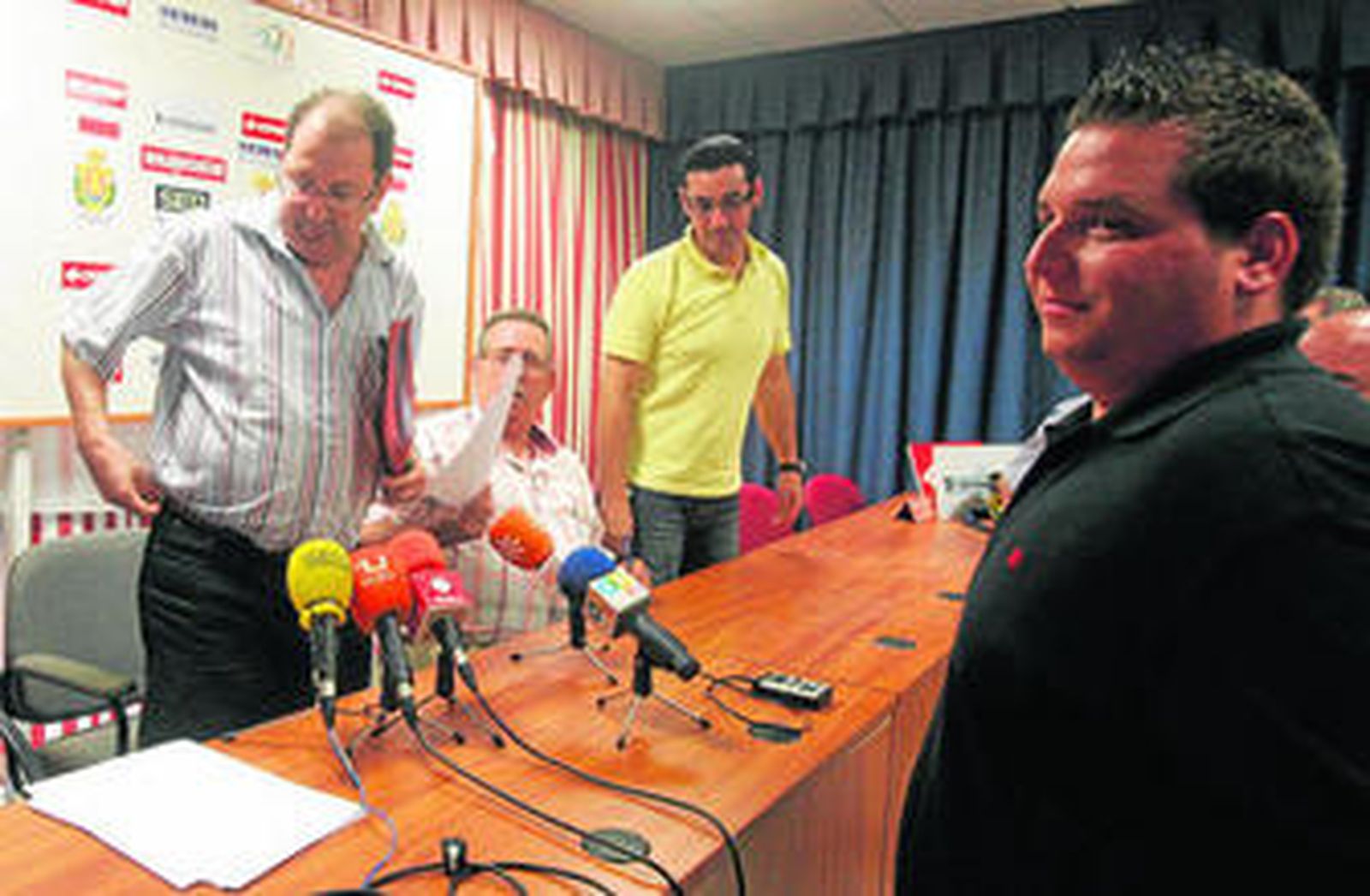 Gudiel (derecha) se aproxima a tomar el relevo de la junta electoral en la mesa de la sala de prensa del Nuevo Mirador.