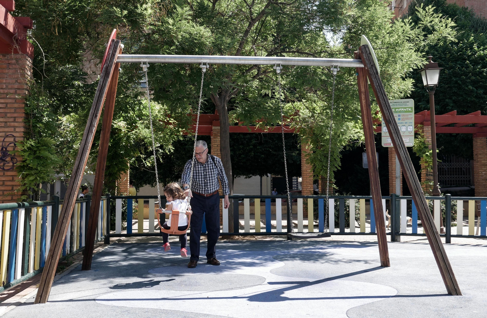 Una persona mayor, en un columpio en Divina Infantita