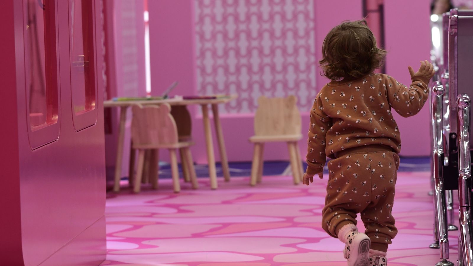 Una niña pasea por la sala de espera reconvertida en la casa de Barbie.