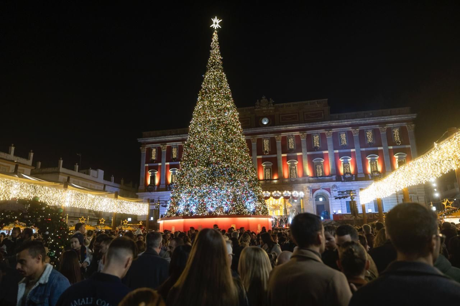 San Fernando enciende las luces en la primera gran tarde de la Navidad: las imágenes