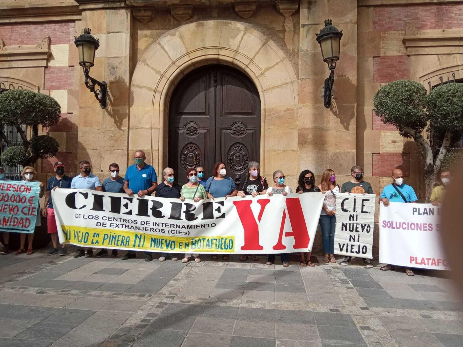 La concentración celebrada en la puerta del Ayuntamiento de Algeciras.