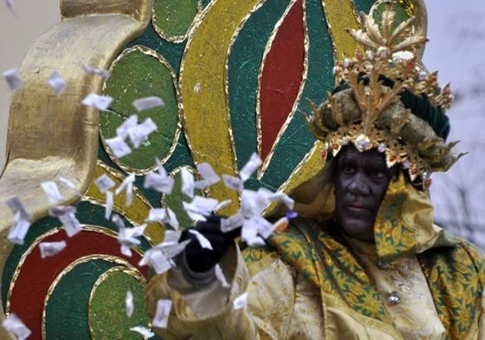 El rey Baltasar arroja caramelos durante el recorrido de la Cabalgata.

Foto: Manuel Gómez