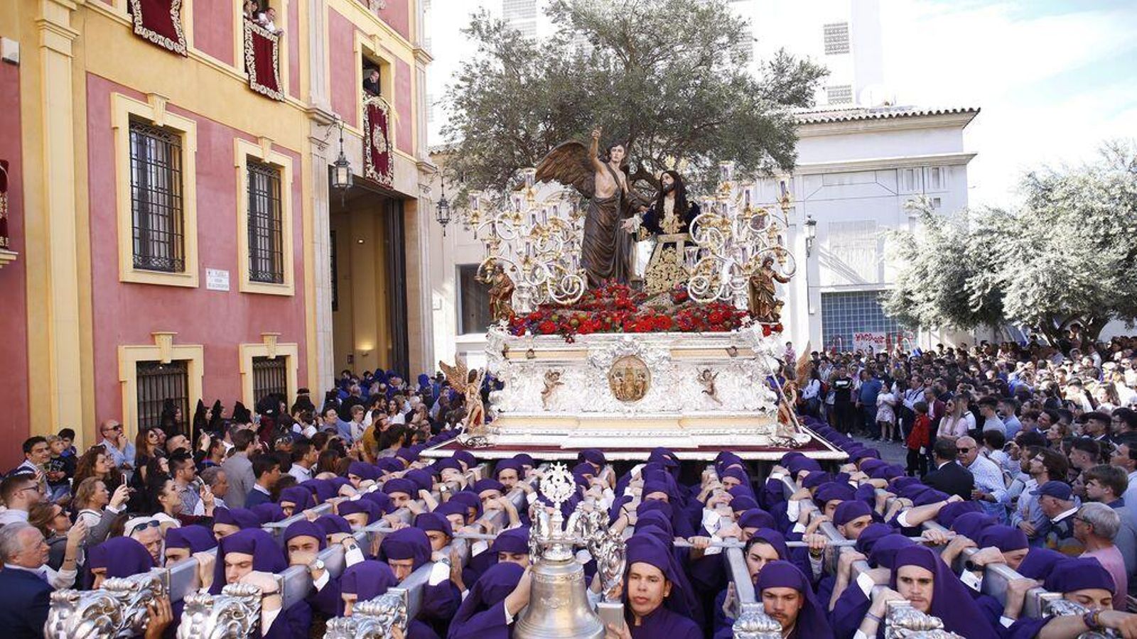 Salida de la archicofradía del Huerto.