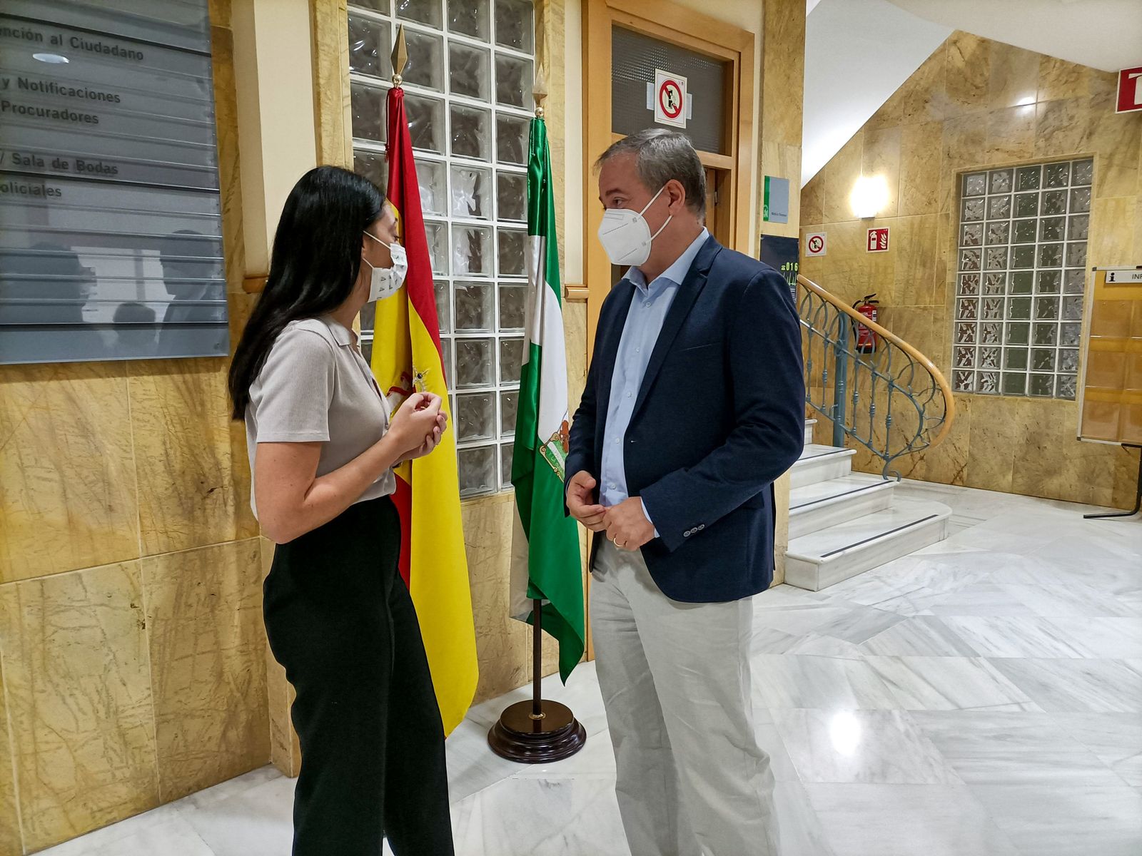 Delgado y Flores durante la visita a los juzgados de Berja.