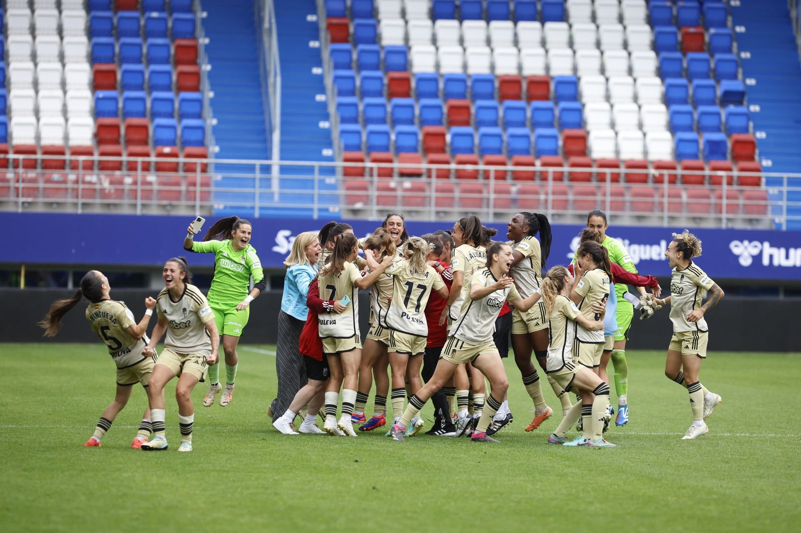 Así fue la celebración del Granada CF femenino tras su permanencia