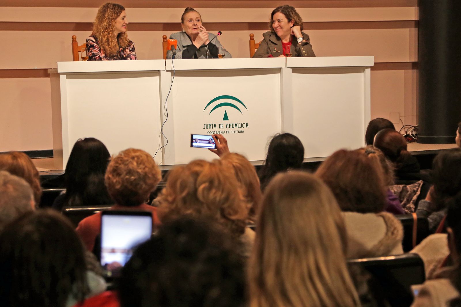 En el centro, Matilde Coral, con la compañía en la mesa de María Ángeles Carrasco y de Isamay Benavente.