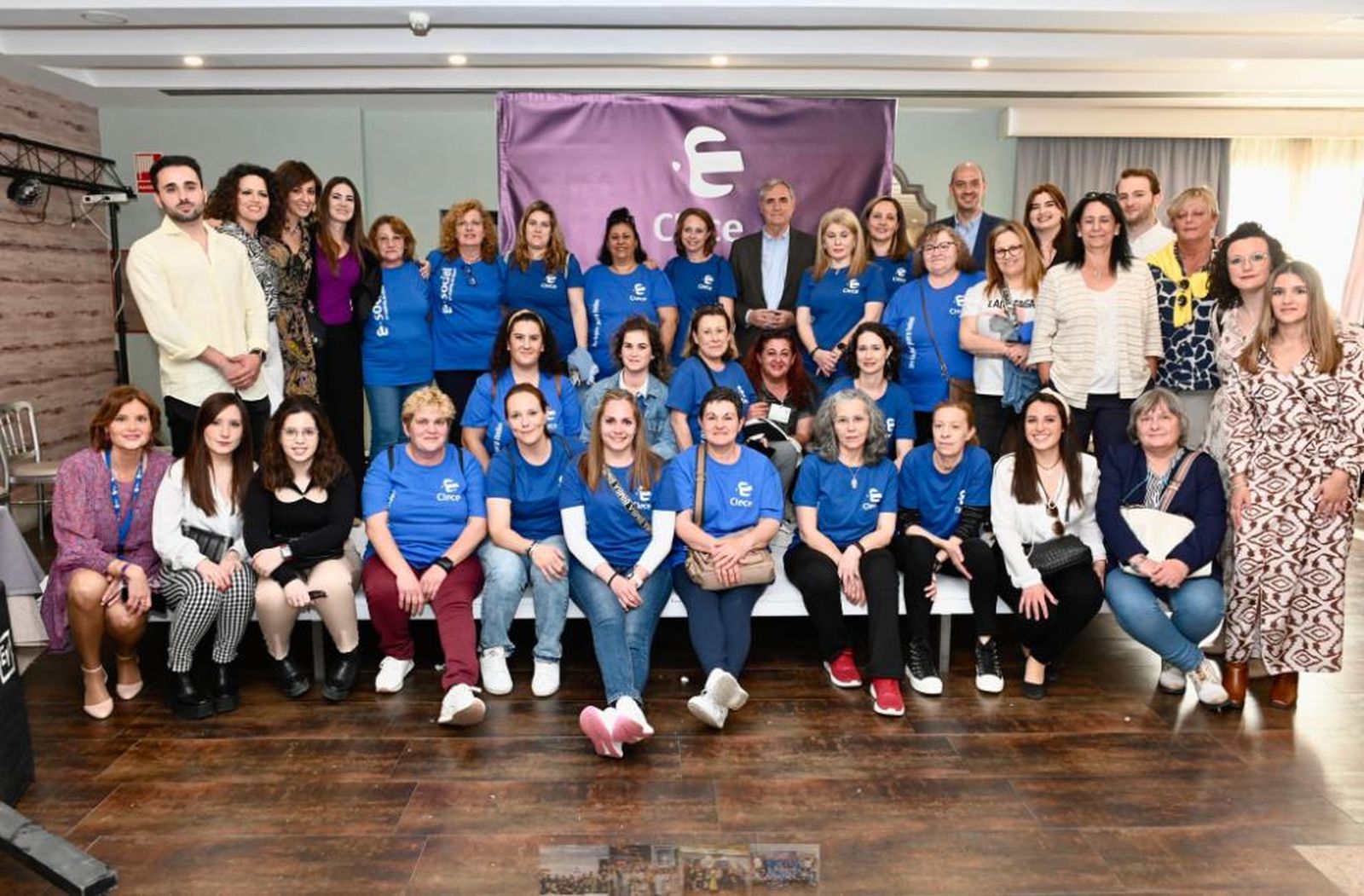 Clece reconoce el trabajo y dedicación de los profesionales de ayuda a domicilio.