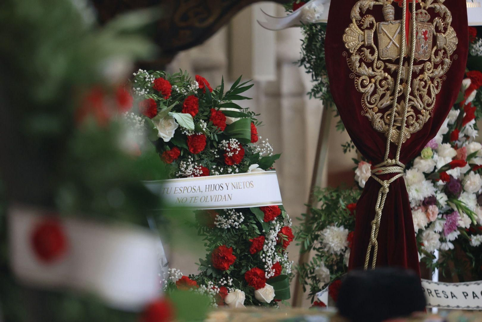 Así es la capilla ardiente de Rafael de Paula en Santiago: capote, montera y la bandera gitana