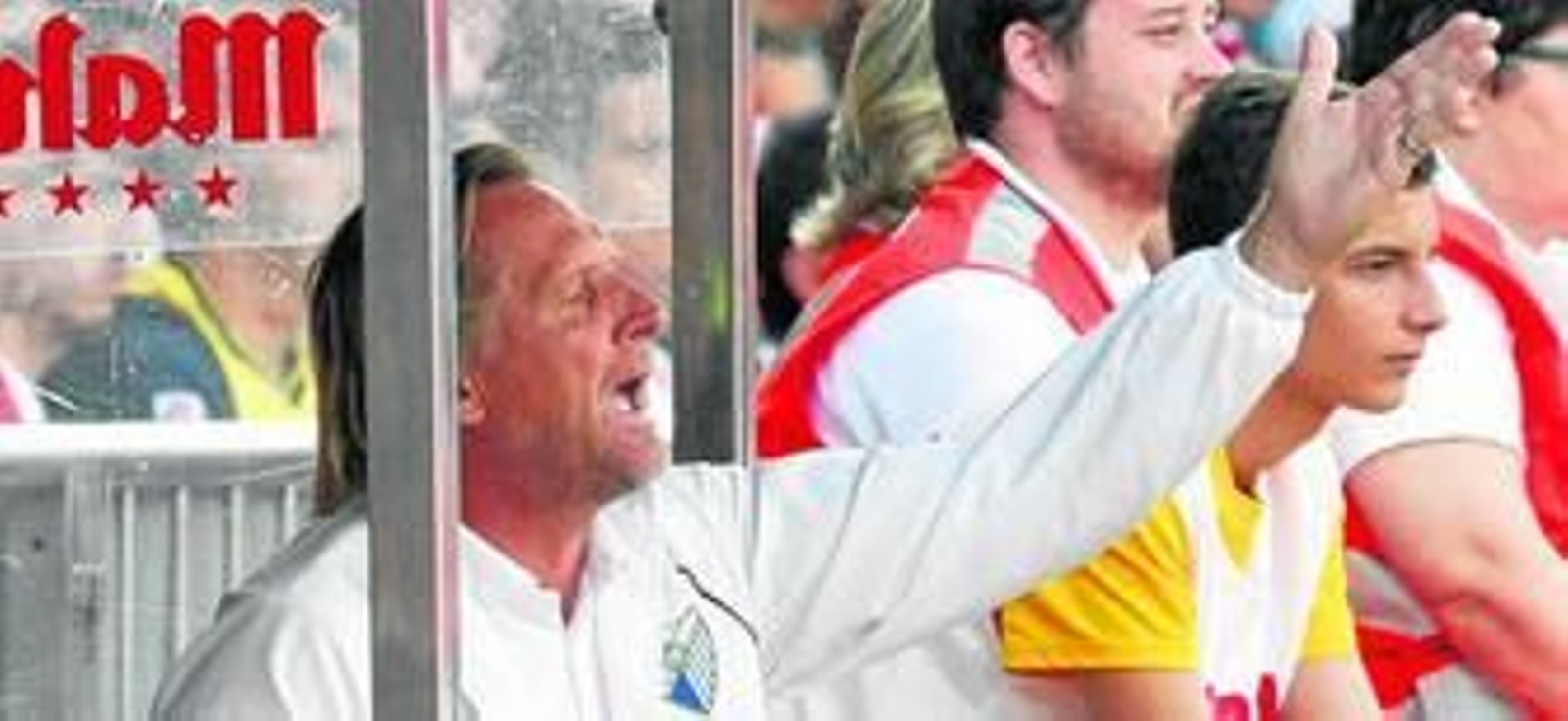 Schuster se expresa de manera vehemente tras un lance del encuentro ante el Atlético de Madrid el pasado domingo. Schuster se expresa de manera vehemente tras un lance del encuentro ante el Atlético de Madrid el pasado domingo.