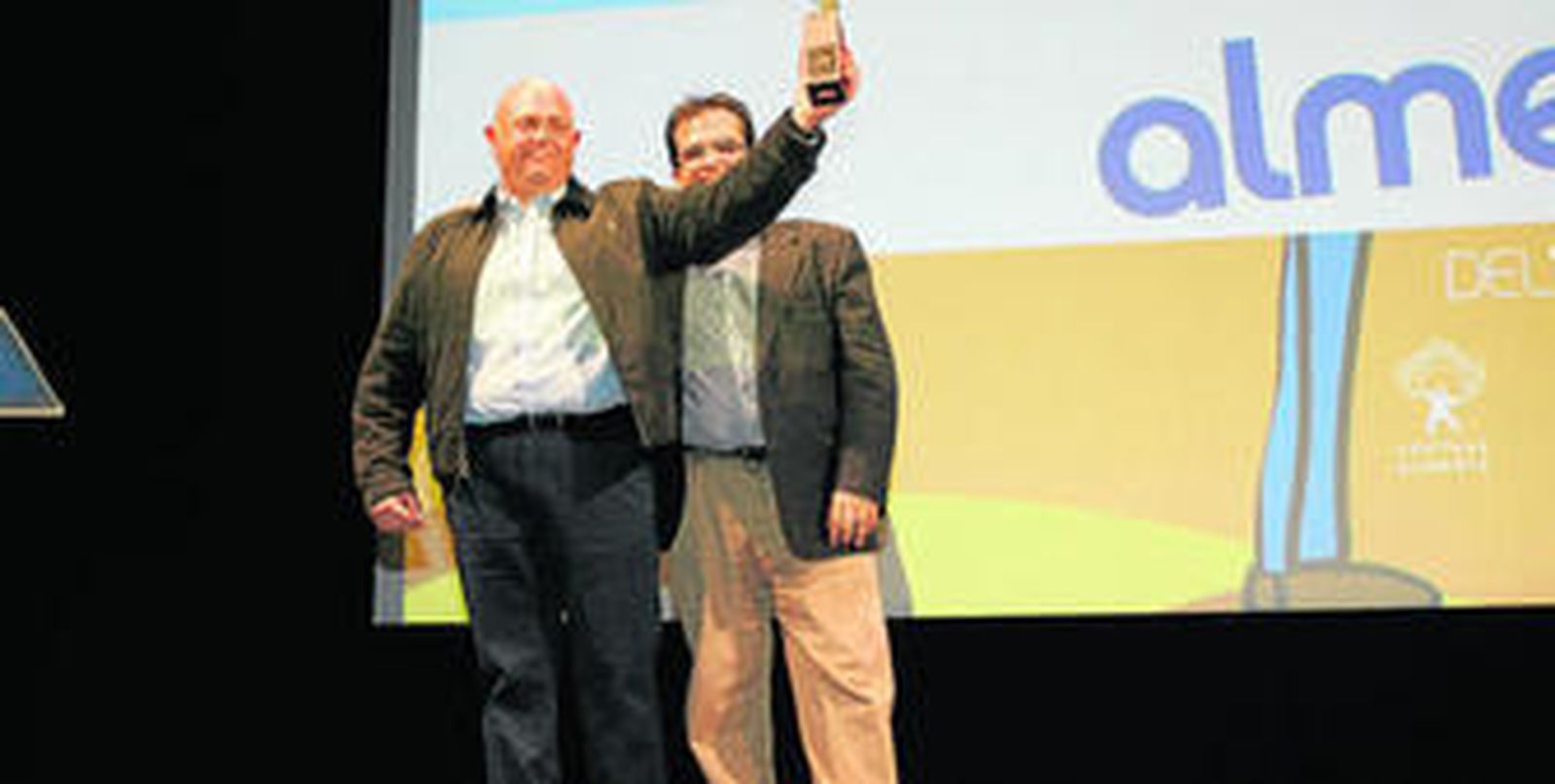 Juan Fernández recoge el premio visiblemente emocionado.