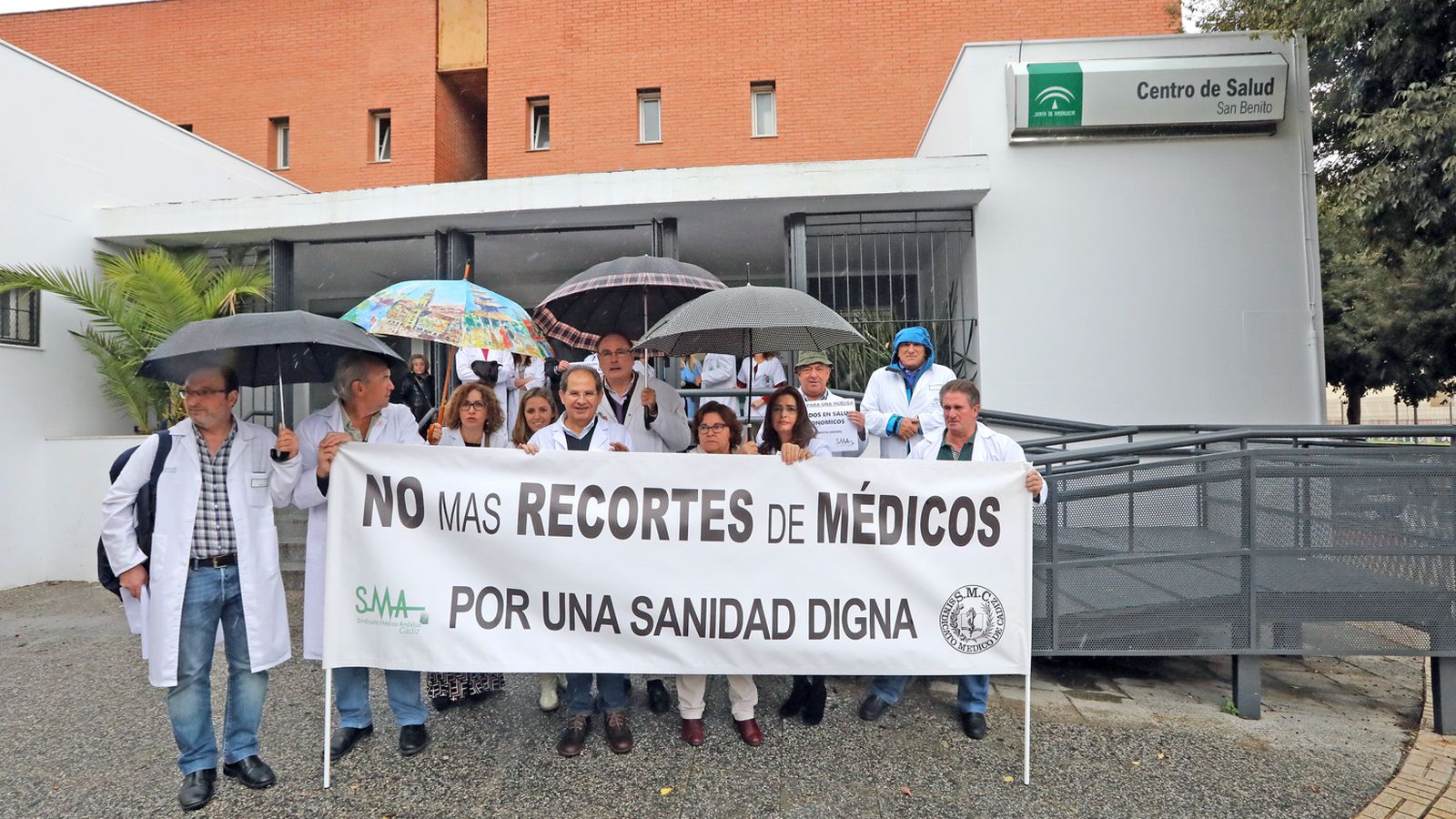Los médicos concentrados en San Benito, con la pancarta en la que reclaman una sanidad digna.