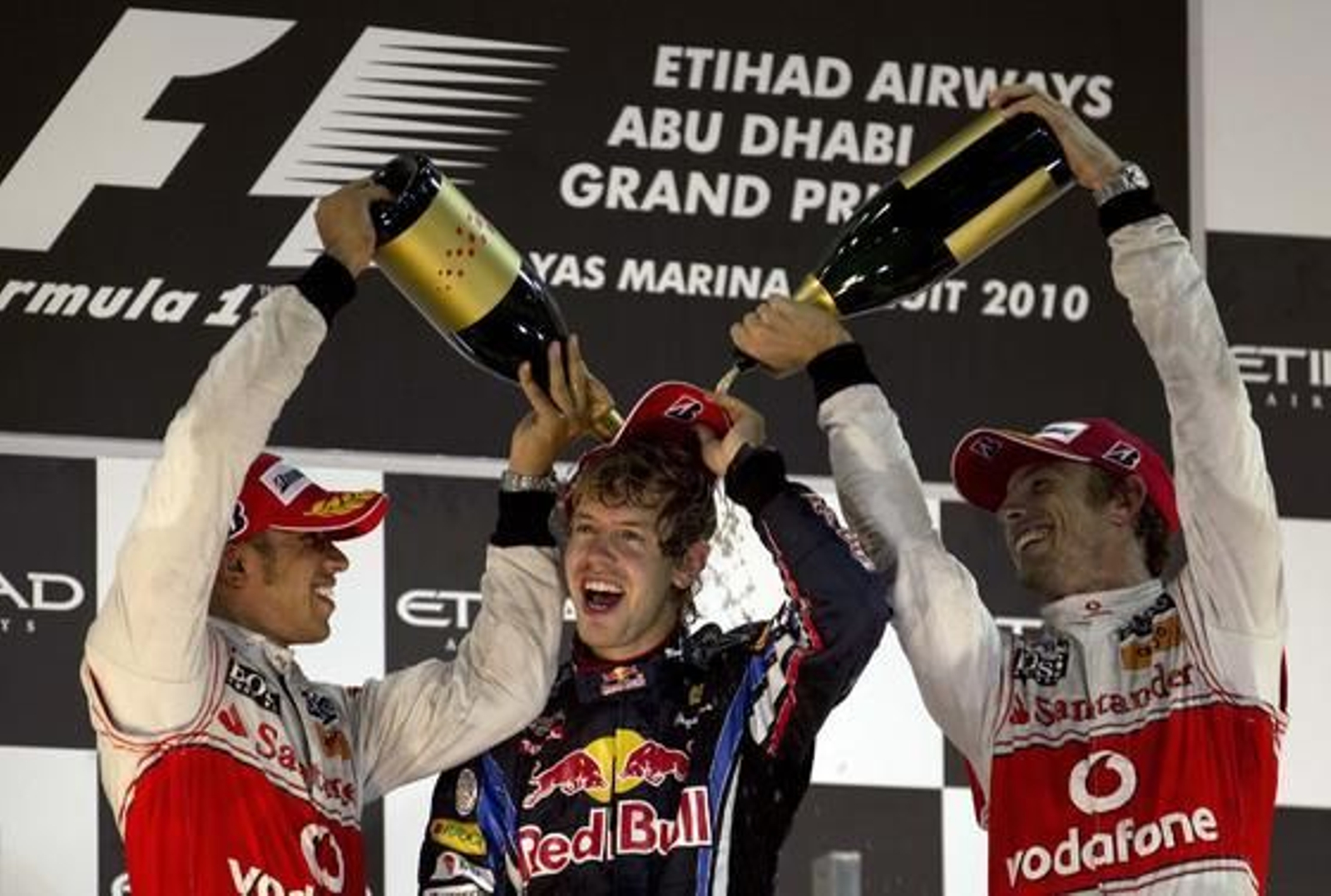 Sebastian Vettel celebra en Abu Dhabi su título mundial con Lewis Hamilton y Jenson Button.

Foto: Reuters