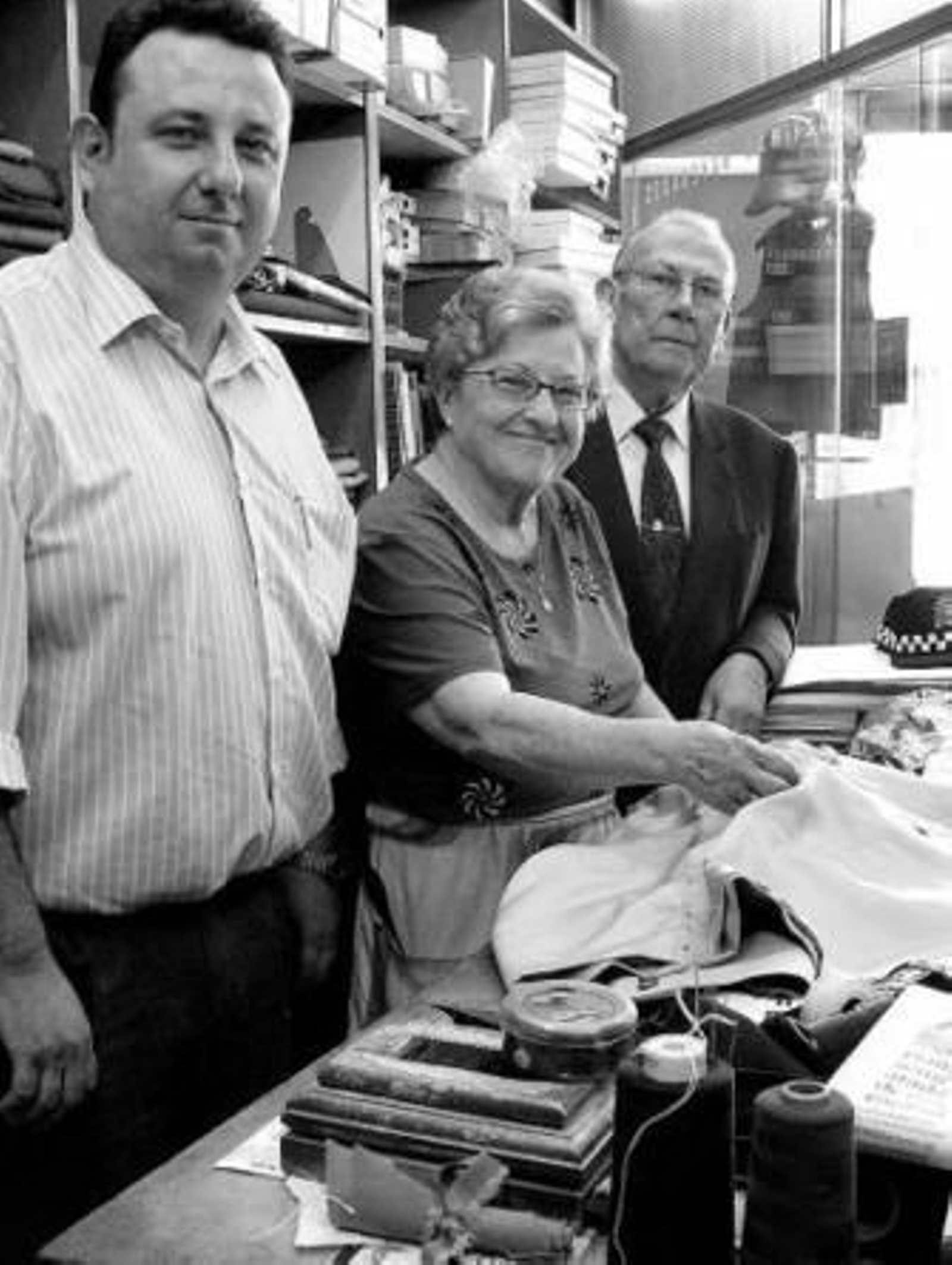 Andrés posa en la tienda 'Camacho' junto a su hijo y su nuera.