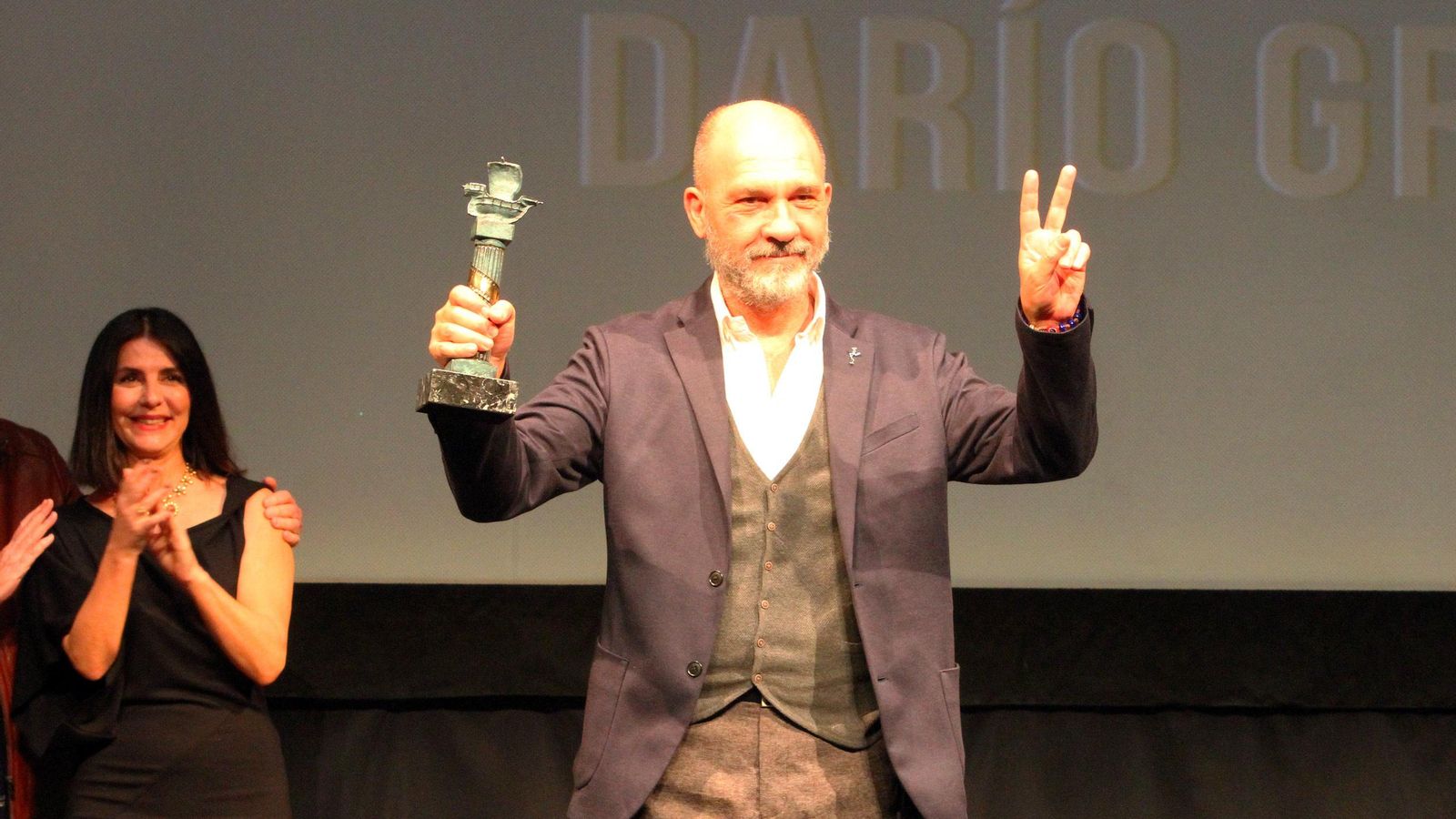 Darío Grandinetti con el premio Ciudad de Huelva de la 43 edición del Festival de Cine Iberoamericano.
