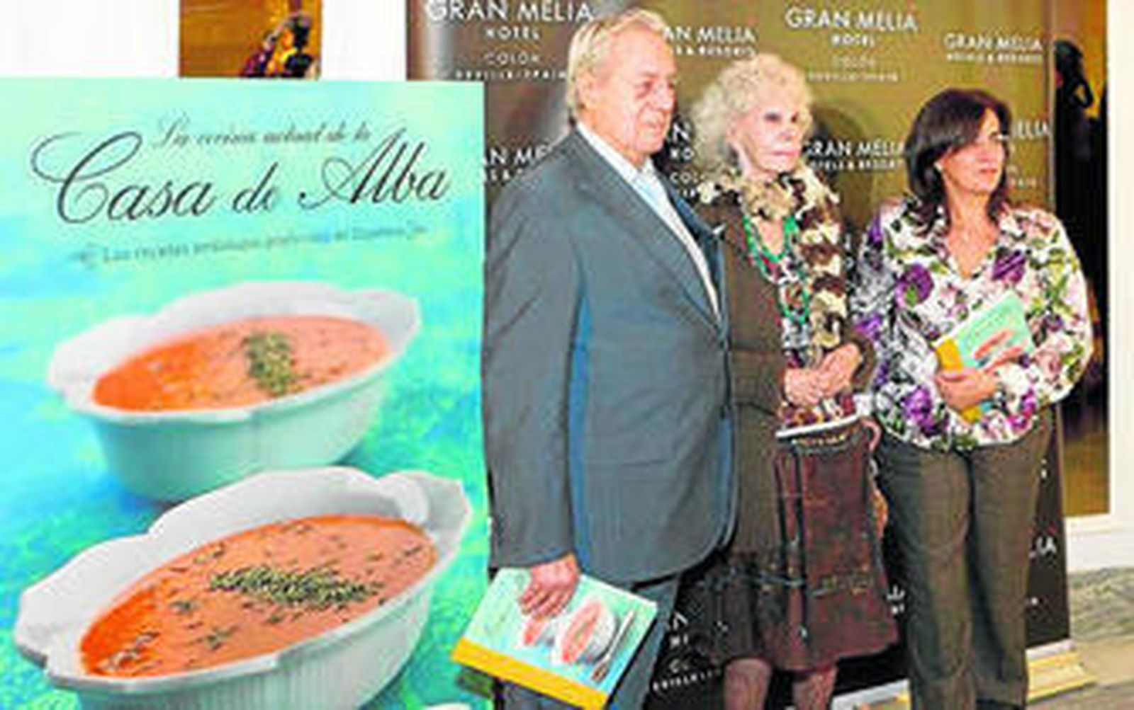 La duquesa de Alba, entre Litri y Eva Celada, autora del libro.