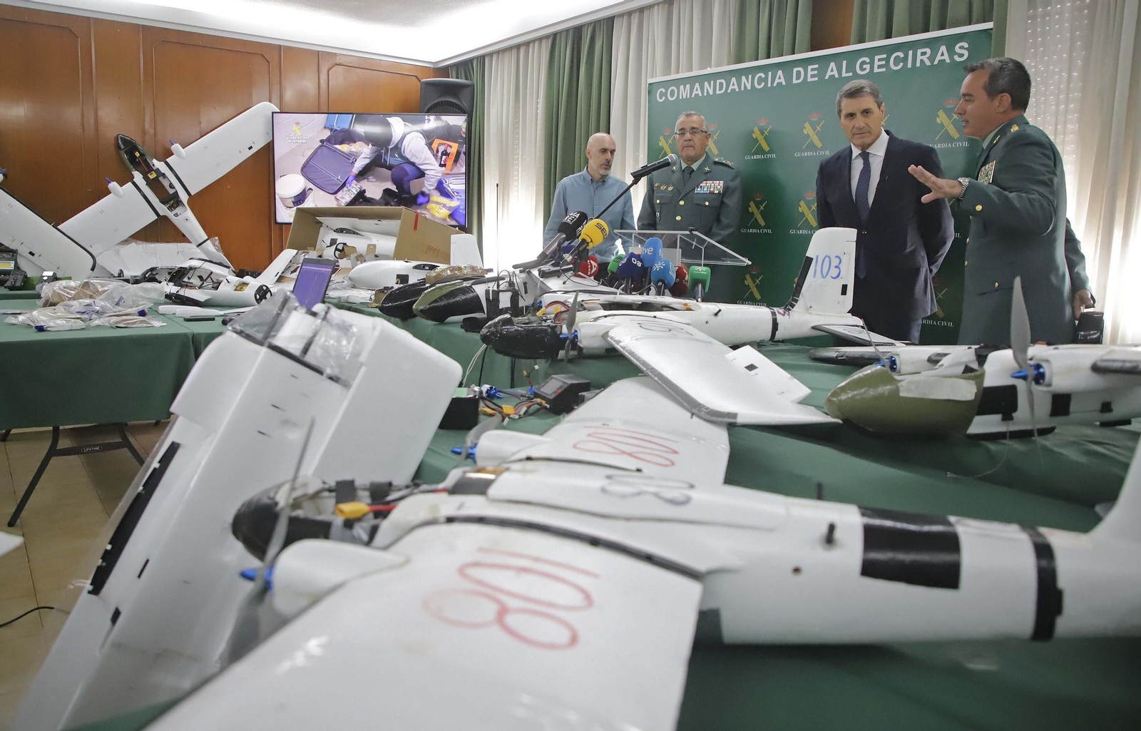 Fotos de los drones de largo alcance para introducir hachís en España desde Marruecos incautados por la Guardia Civil en Algeciras